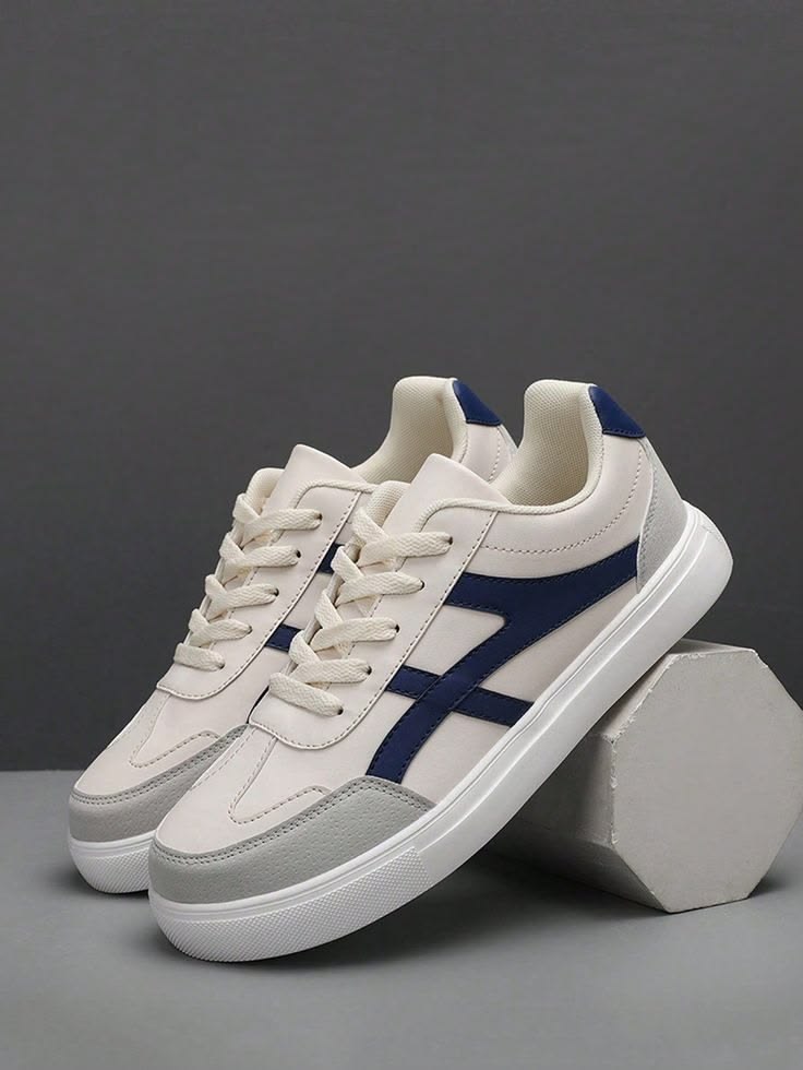 Botol pembersih sepatu di dalam sepasang sneaker putih